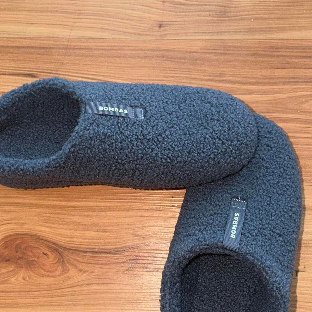 Bombas Men's Black and Navy Slippers